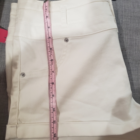 Shorts - Picture 3 of 5